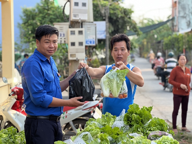 Đổi rác thải nhựa lấy rau xanh, gây quỹ giúp học sinh nghèo- Ảnh 1.