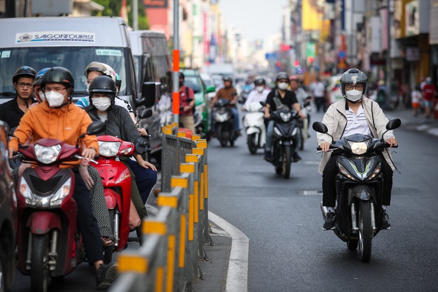 Nhiều người thản nhiên chạy ngược chiều ngay trung tâm TP.HCM: CSGT sẽ ghi hình 'phạt nguội'- Ảnh 2.