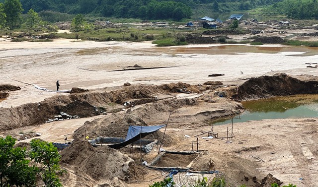 Tỉnh ủy Quảng Nam yêu cầu xử lý nghiêm nạn khai thác vàng trái phép- Ảnh 1.