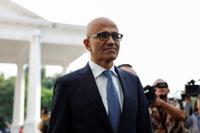 CEO Satya Nadella đến dinh tổng thống Indonesia trước cuộc hội kiến Tổng thống Joko Widodo ngày 30.4