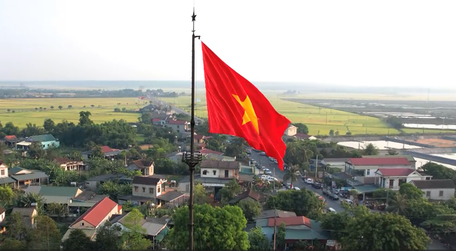 Lá cờ tổ quốc tung bay trên xóm làng Quảng Trị