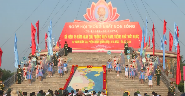 Ngắm cờ Tổ quốc khổng lồ tung bay ở khu di tích Đôi bờ Hiền Lương - Bến Hải- Ảnh 8.