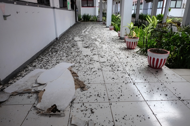 Tro bụi từ núi lửa Ruang rơi xuống đảo Tagulandang thuộc tỉnh Bắc Sulawesi hôm 19.4