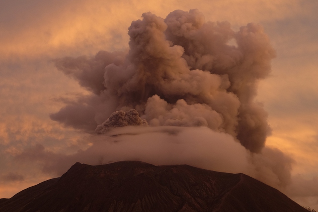 Núi lửa phun trào lần hai trong tháng, Indonesia phát cảnh báo cao nhất- Ảnh 1.