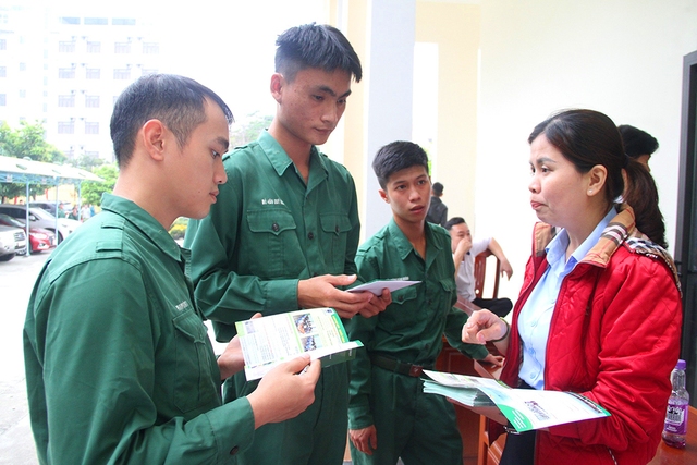 Cán bộ Trường CĐ Nghề Đà Nẵng tư vấn tuyển sinh học nghề cho quân nhân xuất ngũ tại Q.Sơn Trà