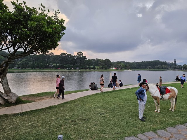 Cảnh thanh bình bên hồ Xuân Hương cuối giờ chiều 30.4