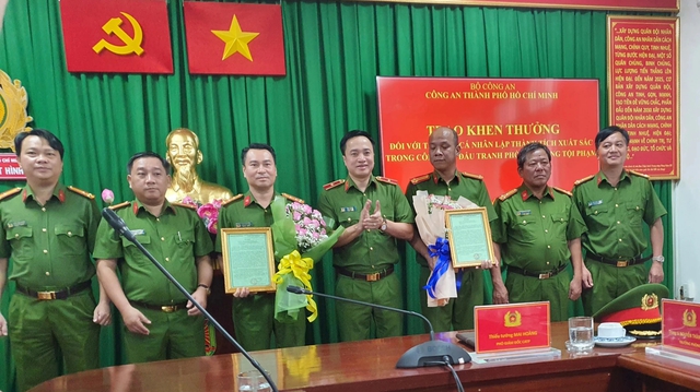 Thiếu tướng Mai Hoàng, Phó giám đốc Công an TP.HCM (ở giữa) trao khen thưởng ban chuyên án