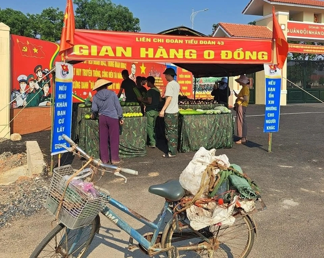 Gian hàng 0 đồng ở cổng Tiểu đoàn 43