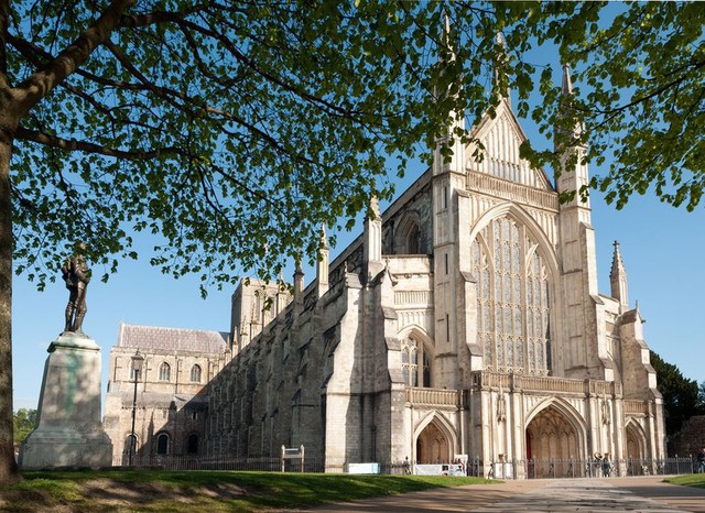 Chiêm ngưỡng các tòa kiến trúc tôn giáo độc đáo tại nước Anh- Ảnh 4.