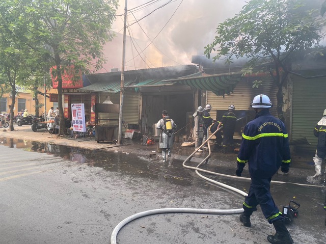 Cháy cửa hàng ăn ở Hà Nội, lửa lan sang nhiều ki ốt- Ảnh 2.