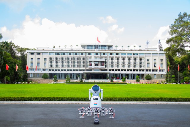 Robot do sinh viên sáng chế trình diễn 'Vũ điệu cờ Việt Nam' chào mừng lễ 30.4- Ảnh 2.