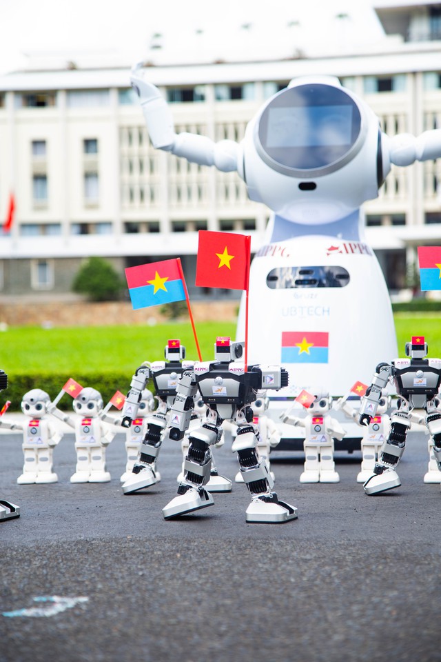 Robot do sinh viên sáng chế trình diễn 'Vũ điệu cờ Việt Nam' chào mừng lễ 30.4- Ảnh 1.