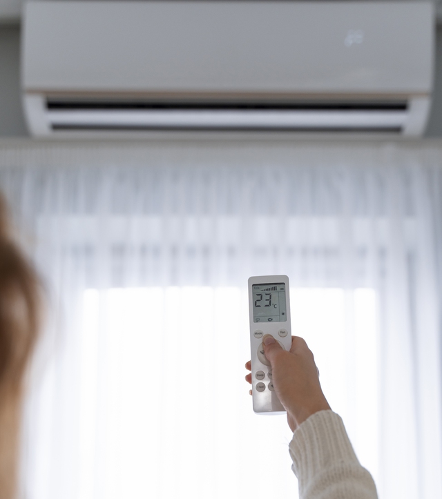 Điều chỉnh nhiệt độ trong phòng ở khoảng 24-26 độ C để duy trì môi trường thoải mái