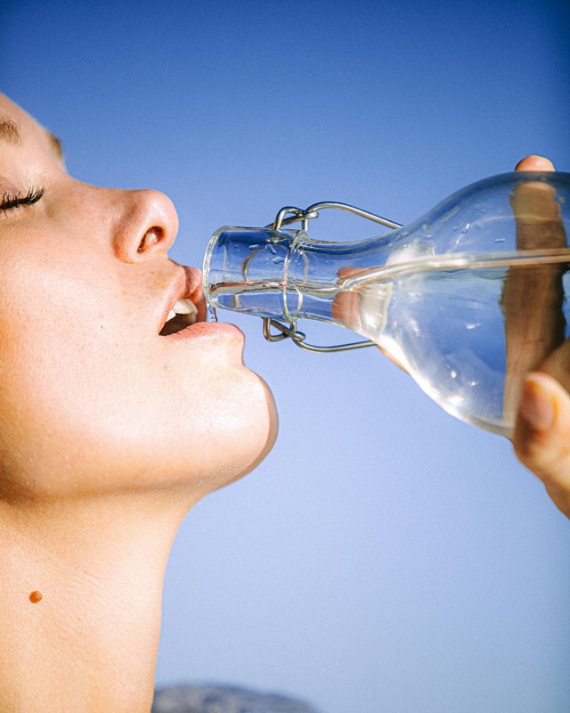 Hãy đảm bảo bạn uống đủ nước cho cả ngày