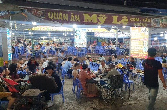 Thực khách đông đúc trong quán ăn ở chợ đêm