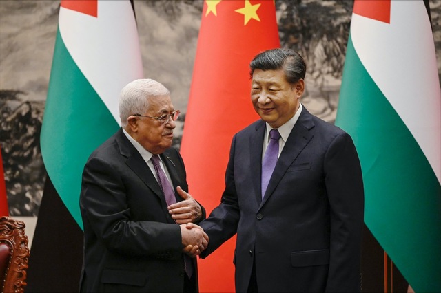 Chủ tịch nước Trung Quốc Tập Cận Bình (phải) gặp lãnh đạo Fatah, Tổng thống Palestine Mahmoud Abbas tại Bắc Kinh hồi tháng 6.2023