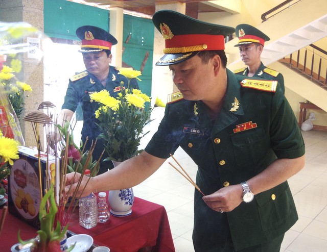 Đoàn công tác Bộ Chỉ huy Quân sự (CHQS) tỉnh Quảng Trị thắp hương tưởng niệm các liệt sĩ mới phát hiện