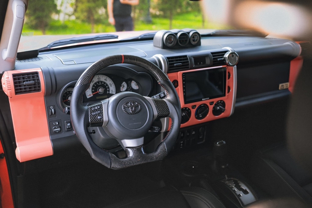 Khoang nội thất bản độ Toyota FJ Cruiser cách điệu lại một số chi tiết
