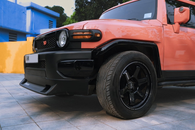 Cản trước cũng như các vòm bánh xe trên bản độ Toyota FJ Cruiser có tinh chỉnh để phù hợp với diện mạo