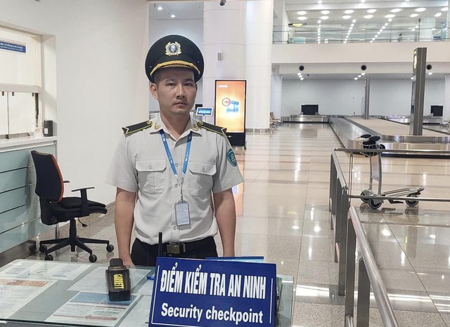 Hành khách bỏ quên chiếc ví chứa hơn 200 triệu tại sân bay Nội Bài- Ảnh 1.