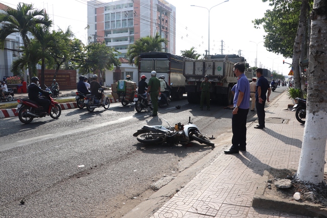 Vĩnh Long: Xe ben va chạm với xe máy, 1 người tử vong tại chỗ- Ảnh 2.