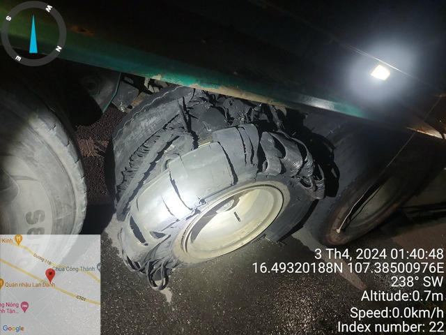 Hàng loạt ô tô vỡ lốp trên cao tốc Cam Lộ - La Sơn vì nắng nóng- Ảnh 1.