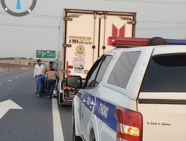 Hàng loạt ô tô vỡ lốp trên cao tốc Cam Lộ - La Sơn vì nắng nóng- Ảnh 3.