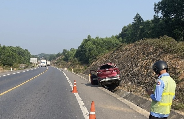 Hàng loạt ô tô vỡ lốp trên cao tốc Cam Lộ - La Sơn vì nắng nóng- Ảnh 2.