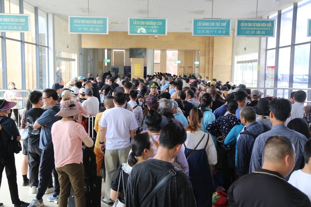 Khách theo 'tour 0 đồng' vào Quảng Ninh giảm còn 500 người/ngày- Ảnh 2.