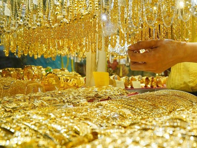 Giá vàng hôm nay 4.4.2024: Vàng nhẫn lập kỷ lục mới, lên gần 72 triệu đồng/lượng- Ảnh 1.