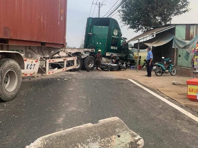 TP.HCM: Xe container tông dải phân cách quốc lộ 22, cuốn 3 người đi đường vào gầm- Ảnh 1.