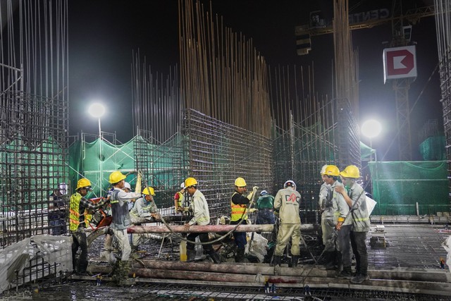 Công nhân triển khai đổ bê tông xuyên đêm