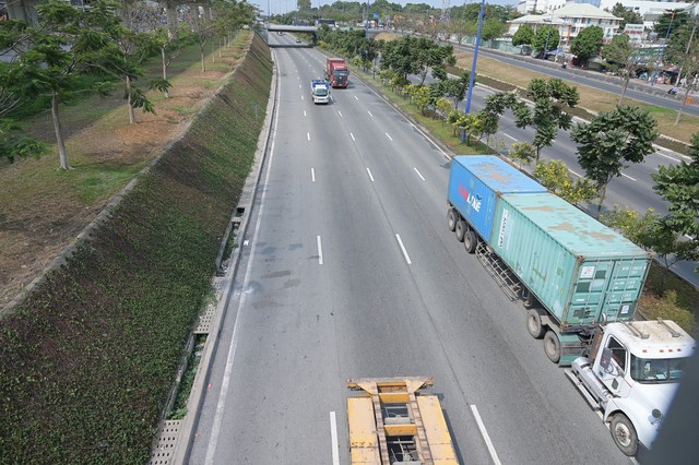 Hàng loạt tấm đan bê tông lại bị phá hoại ở địa bàn Thủ Đức- Ảnh 3.