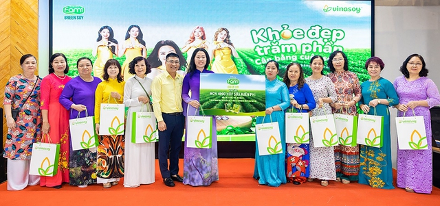 Đại diện nhãn hàng sữa đậu nành Fami đã trao tặng hơn 4.000 hộp sữa Fami Green Soy đến Trung tâm giáo dục nghề nghiệp và phát triển phụ nữ Hà Nội