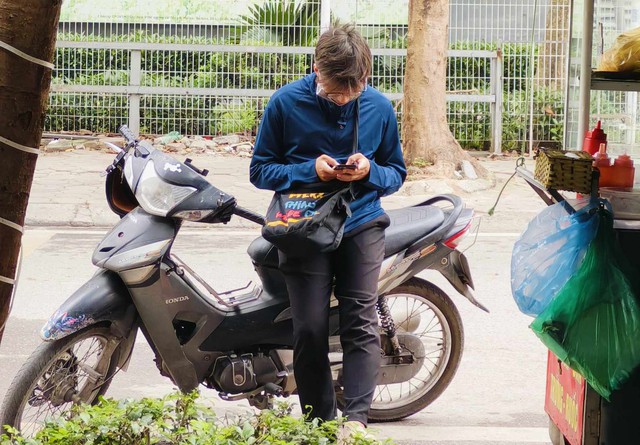 Không khó để bắt gặp cảnh người dùng sử dụng điện thoại trên phố