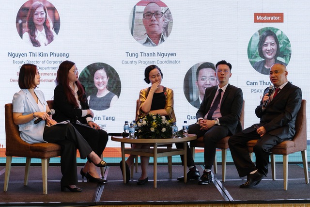 Chú thích ảnh: Bà Nguyễn Thị Kim Phượng - Phó Giám đốc Ban Khách hàng doanh nghiệp BIDV (thứ hai từ trái qua), tham gia thảo luận tại Diễn đàn đầu tư quốc gia