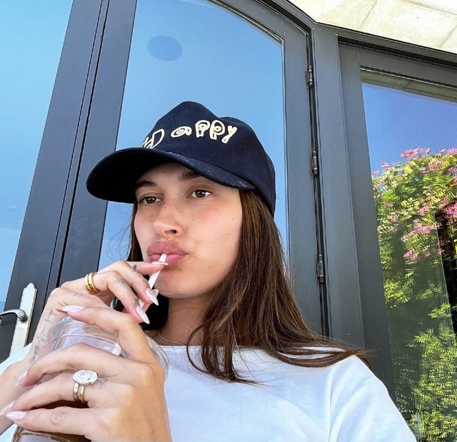 Hailey Bieber dập tắt tin đồn ly hôn bằng một bức ảnh- Ảnh 1.