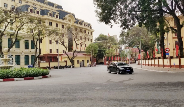 Hải Phòng không cấm đỗ xe ô tô tại trung tâm thành phố- Ảnh 1.