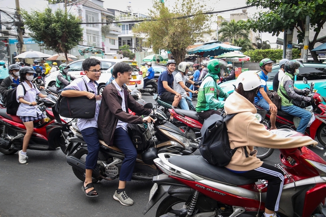 'Phạt học sinh lái xe máy thật nặng như phạt nồng độ cồn' mới đỡ!- Ảnh 4.