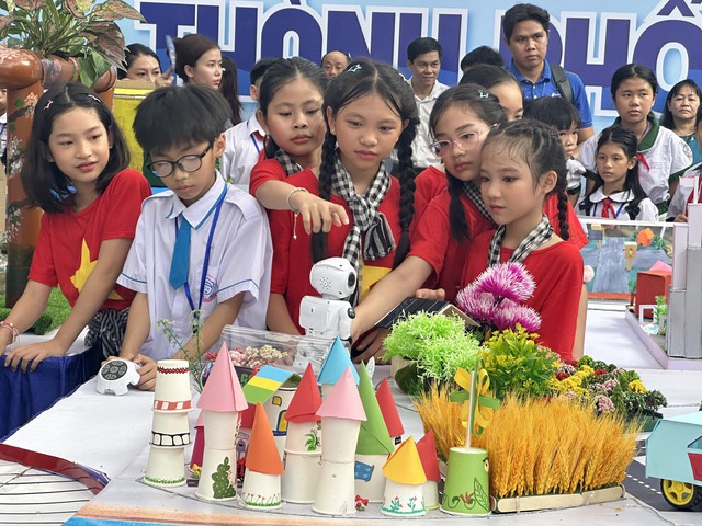 Học sinh trải nghiệm với sản phẩm sáng tạo STEM- Ảnh 2.