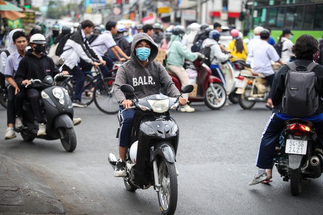 'Phạt học sinh lái xe máy thật nặng như phạt nồng độ cồn' mới đỡ!- Ảnh 3.