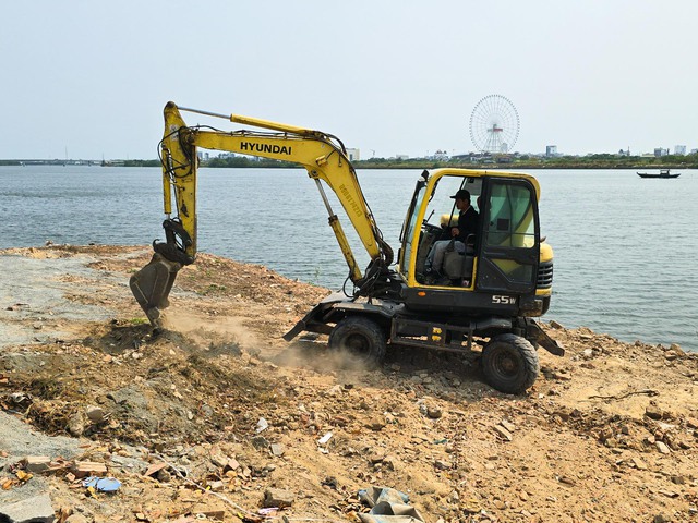 Đà Nẵng: Chính quyền yêu cầu xác minh bãi đất đá 'lạ' lấn sông Hàn- Ảnh 3.