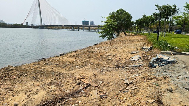 Đà Nẵng: Chính quyền yêu cầu xác minh bãi đất đá 'lạ' lấn sông Hàn- Ảnh 1.