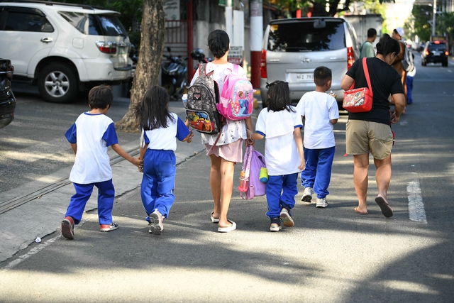 Nắng nóng 'quá mức', hàng nghìn trường học ngừng dạy trực tiếp ở Philippines- Ảnh 1.