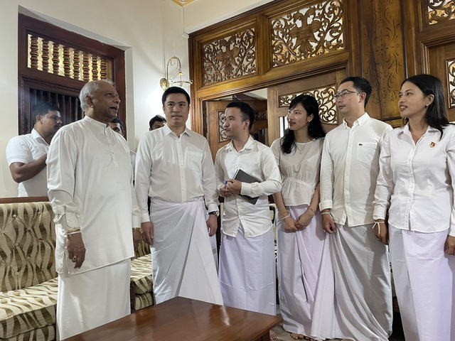 Thủ tướng Sri Lanka gặp gỡ thanh niên Việt Nam tại ngôi chùa nổi tiếng thế giới- Ảnh 1.