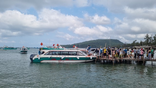 Tour gắn với biển được du khách chọn lựa hè này.  Trong ảnh: Tour tham quan các đảo ở quần đảo An Thới (Phú Quốc) ảnh: Hoàng Trung