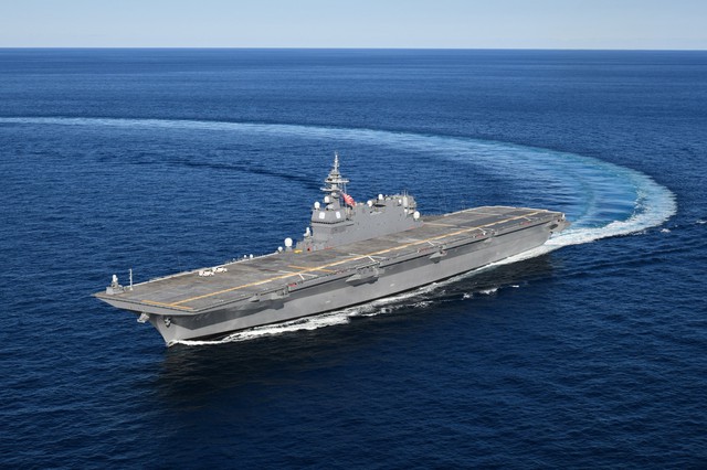 Nhật Bản hoàn tất giai đoạn một cải tạo 'tàu sân bay'- Ảnh 1.