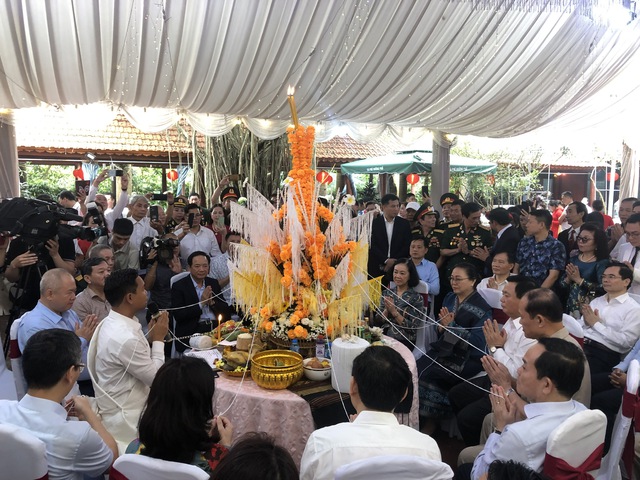 Các đại biểu thực hiện nghi lễ đón tết truyền thống của Làoảnh: THẢO PHẠM