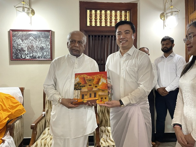 Thủ tướng Sri Lanka gặp gỡ thanh niên Việt Nam tại ngôi chùa nổi tiếng thế giới- Ảnh 2.
