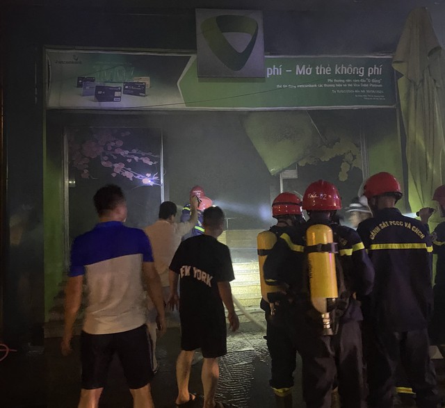 'Bà hỏa' viếng phòng giao dịch ngân hàng trong đêm ở Quảng Trị- Ảnh 1.